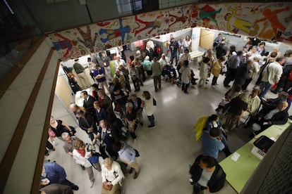 Ambiente durante la jornada del referéndum independentista en la escola de la Concepció en Barcelona.