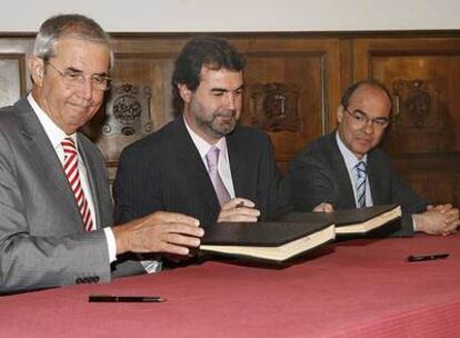 Touriño, Quintana y Jorquera en la firma del acuerdo marco de política municipal.