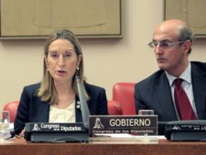 La ministra de Fomento, Ana Pastor (i), durante la presentación hoy del Plan de Infraestructuras, Transporte y Vivienda (Pitvi) para el periodo 2012-2024 en la Comisión de Fomento del Congreso, en Madrid.