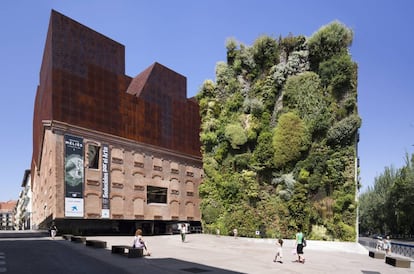 Jardín vertical en la fachada del centro cultural CaixaForum. 