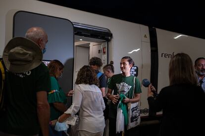 Un grupo de manifestantes se sube al tren extremeño en la estación de Badajoz para completar la ruta Badajoz - Madrid y unirse a la concentración convocada en Madrid por un tren digno.