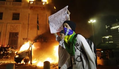 Un manifestante porta un cartel con la leyenda "Sin violencia Brasil", en São Paulo.