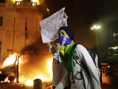 Un manifestante porta un cartel con la leyenda "Sin violencia Brasil", en São Paulo.