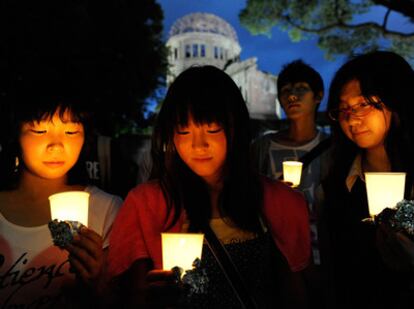 Un grupo de jóvenes japonesas en Hiroshima portan velas en memoria de las víctimas del bombardeo del 5 de agosto de 1945.