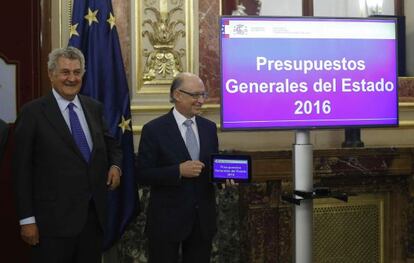 El ministre d'Hisenda, Cristóbal Montoro, i el president del Congrés, Jesús Posada, durant la presentació dels Pressupostos per al 2016.