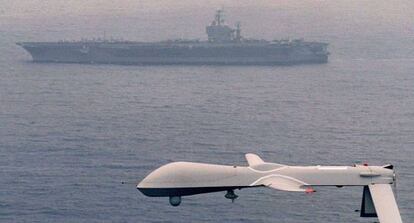 Un avión no tripulado de EE UU vuela junto al buque de la Armada estadounidense "Carl Vinson" en un lugar no determinado.
