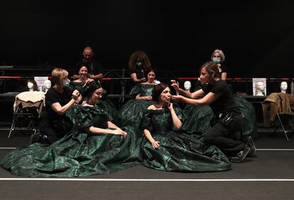 El equipo de caracterización da los últimos retoques a cuatro de las cantantes. Este es el camerino improvisado de las mujeres, al lado y separado por cortinas se encuentra el de los hombres.