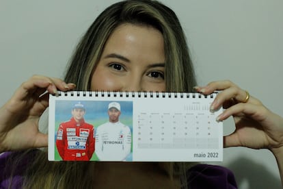 Calendário de Beatriz com as fotos de Senna e Hamilton, lado a lado.