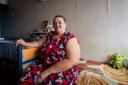 Ludmila Kostenko, en su habitación del centro para desplazados internos en Járkov (Ucrania), el 31 de julio de 2024.