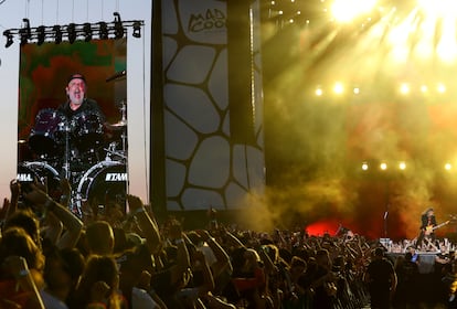 Lars Ulrich, el baterista, en la pantalla del escenario. A la derecha, en la guitarra, Kirk Hammett.