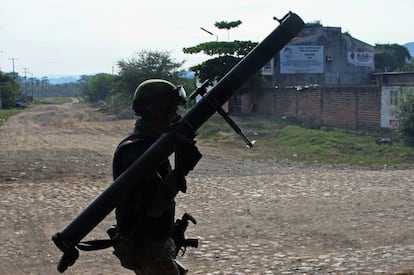 Un militar mexicano armado con una bazuca patrulla un bastión del Cartel Jalisco Nueva Generación en 2016.