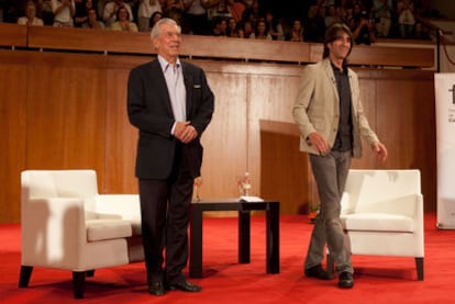 El premio Nobel Mario Vargas Llosa y el poeta Benjamín Prado, anoche durante su charla en Granada.