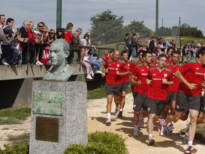 Jugadores del Athletic corren por las instalaciones de Lezama en el primer día de entrenamiento.