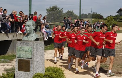 Jugadores del Athletic corren por las instalaciones de Lezama en el primer día de entrenamiento.