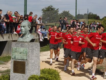 Jugadores del Athletic corren por las instalaciones de Lezama en el primer día de entrenamiento.