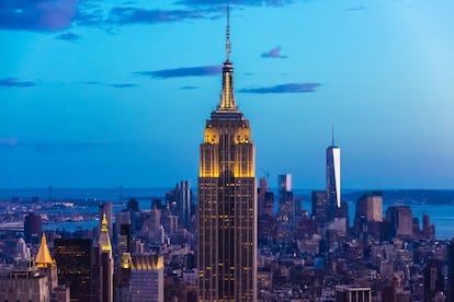 Nueva York tiene muchos símbolos: la Estatua de la Libertad, Central Park, el MOMA, el Madison Square Garden, el puente de Brooklyn, el World Trade Center (el actual y el anterior al 11-S) y, por supuesto, el Empire State Building. Es su rascacielos emblemático. Es junto con su hermano pequeño, el edificio Chrysler, el principal modelo del 'art decó' norteamericano en Nueva York. Sus 103 plantas y 381 metros de altura (443 si sumamos el pináculo que culmina el edificio) le otorgaron los honores de ser el edificio más alto del mundo hasta la finalización de las Torres Gemelas (1970) y el primero en superar los 100 pisos. Recurriendo a Ted Mosby, el arquitecto protagonista de la serie 'Cómo conocí a vuestra madre' (que en una visita al rascacielos exaspera a sus amigos con su incontenible caudal de datos), cabe destacar dos hechos curiosos: construir el Empire State costó siete millones de horas de trabajo y tiene 1861 escalones. A King Kong, como a Ted, también le encantaba el edificio. Subir hasta el piso 102 cuesta unos 47 euros. Desde allí, el resto de la ciudad parece hecho en piezas de Lego.