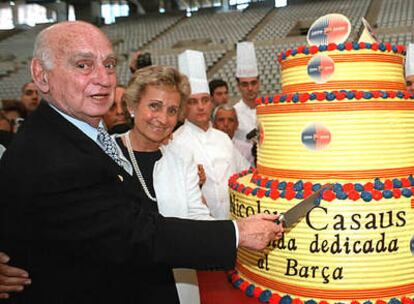 Nicolau Casaus, junto a su esposa Conchita, cortan el pastel durante la comida-homenaje que le ofrecieron las peñas del F.C.Barcelona por una vida dedicada al Barça