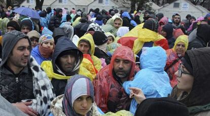 Refugiados hacen cola para registrarse en un centro de Presevo (Serbia).