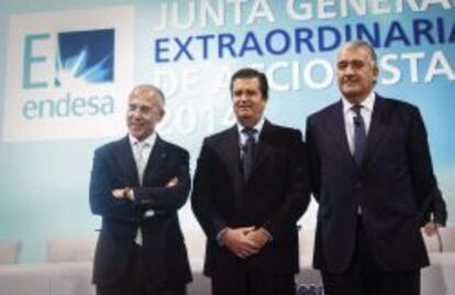 El presidente de Endesa, Jos&eacute; Bogas, junto al vicepresidente, Borja Prado, y el consejero delegado de Enel, Francesco Starace.