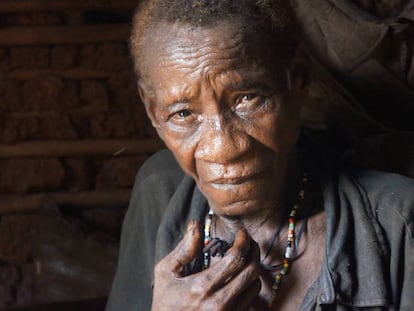 Esta mujer baka cont&oacute; a Survival International que los guardaparques la atacaron con gas pimienta cuando intentaba protegerse durante una redada. 