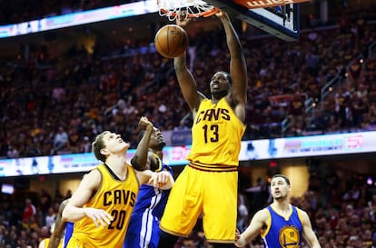 Tristan Thompson efectúa un mate, observado por Barnes, Mozgov y Klay Thompson.