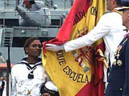 Una joven hija de emigrantes españoles jura bandera, ayer, en Santander.
