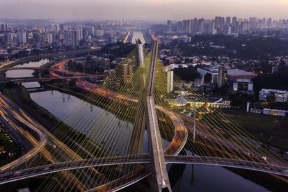 Puente de Octavio Frías de Oliveira, al sur de São Paulo. / DANNY LEHMAN (CORBIS)