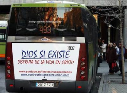 Un autobús muestra en Madrid el anuncio contratado por los evangelistas para responder a la campaña Probablemente Dios no existe.