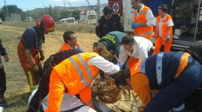 Los sanitarios atienden al herido en la explosi&oacute;n de la pirotecnia de Turis.