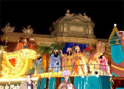 La comitiva de los Reyes Magos a su paso por Madrid ha sido todo un espectáculo. Un total de 26 carrozas y 17 grupos de músicos, pasacalles y vehículos de época cargados de ilusión y magia han inundado las retinas de niños y mayores.