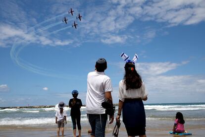 Aviones de la Fuerza Aérea de Israel sobrevuelan la costa durante el entrenamiento para las próximas celebraciones del 71º Día de la Independencia de Israel, en Tel Aviv (Israel), el 9 de mayo de 2019.