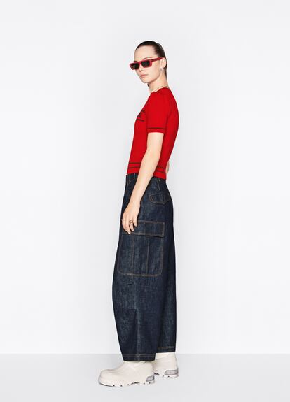 Si buscas unos pantalones cargo en versión vaquero, te gustarán estos anchos y de color oscuro de la colección cápsula Dior 8.

1.400€