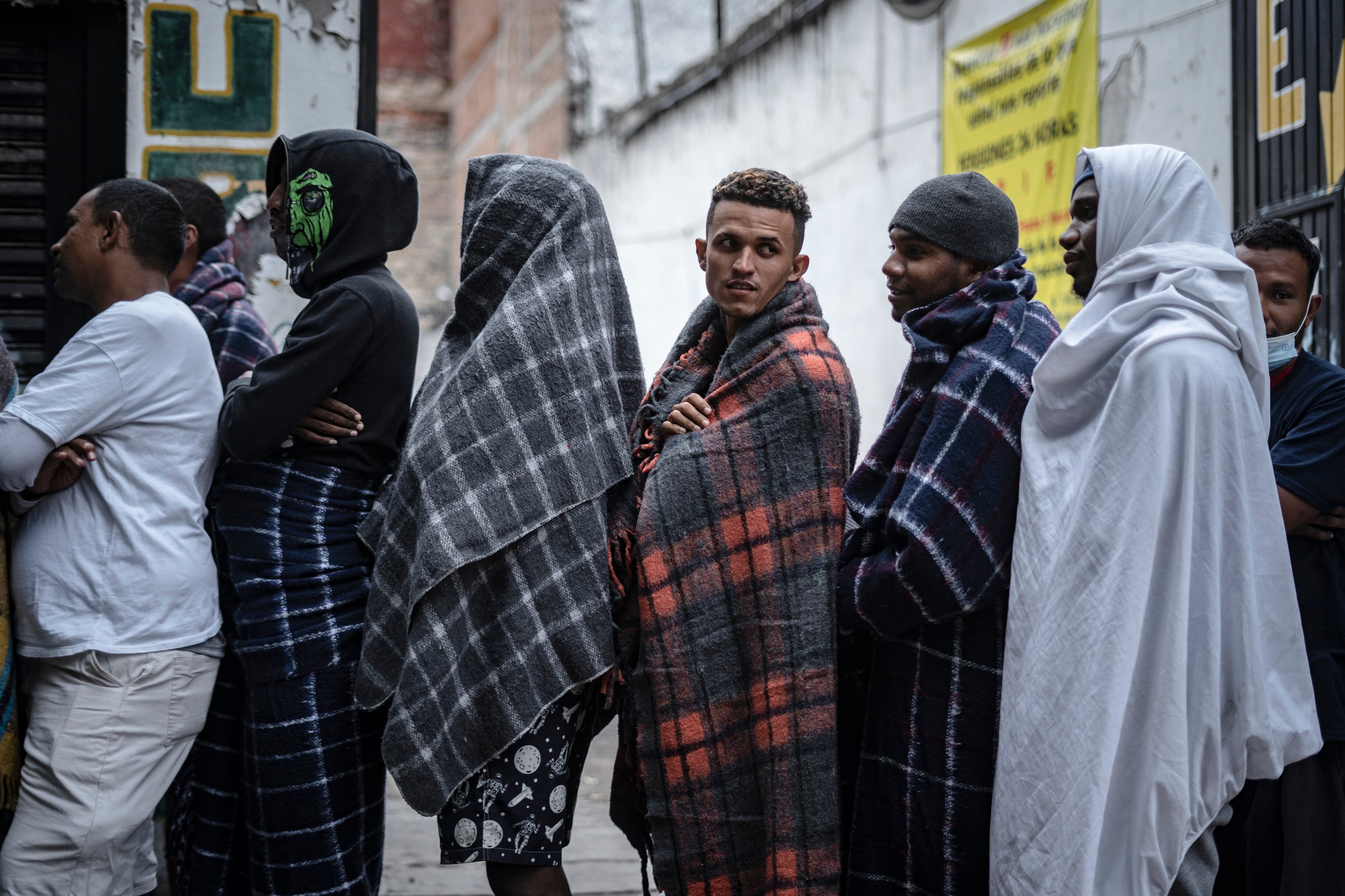 Migrantes venezolanos hacen fila para recibir alimentos a las afueras de la Comisión Mexicana de Ayuda a Refugiados, en Ciudad de México,  el 21 de octubre de 2022. 