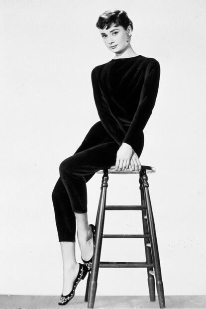 Todos tenemos en la retina esta imagen de Audrey Hepburn. Ella hizo que el pantal&oacute;n Capri fuese una de las prendas m&aacute;s elegantes.