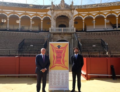 El empresario de La Maestranza, Ramón Valencia, y su hijo, junto al cartel del abono sevillano.