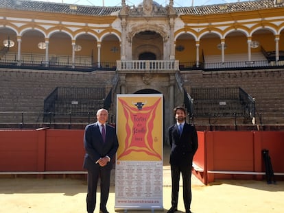 El empresario de La Maestranza, Ramón Valencia, y su hijo, junto al cartel del abono sevillano.