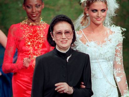La diseñadora japonesa Hanae Mori, aplaudida tras la presentación de su colección de alta costura otoño/inverno 1997-1998 en París.