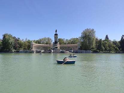 Varias personas disfrutan de las barcas del estanque de El Retiro.