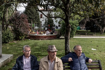 Isidro Torres, en un parque de Grado junto a otros pensionistas.