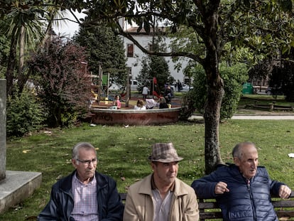 Isidro Torres, en un parque de Grado junto a otros pensionistas.