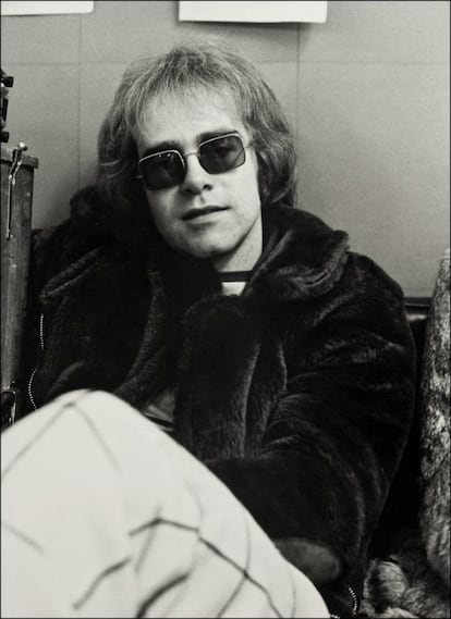 Elton John fue educado en la Royal Academy of Music gracias a una beca que consigui cuando tena 11 a?os. A finales de los sesenta, el msico conoci al letrista y poeta Bernie Taupin. Con l escribi la gran mayora de su obra musical y su primer lbum juntos, 'Empty Sky', sali en 1969.