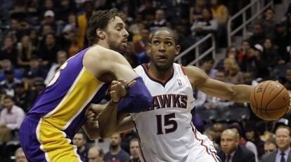 Pau Gasol intenta frenar a Al Horford.