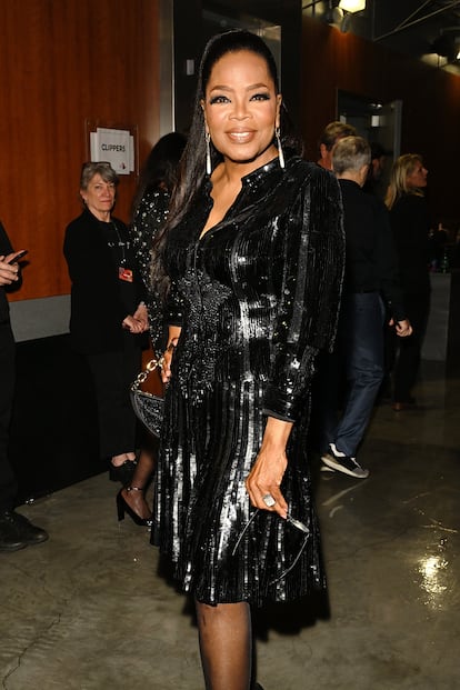 Oprah Winfrey fue la encargada de presentar el homenaje a su amiga Tina Turner. Últimamente, siempre acude a las alfombras rojas vestida de morado, pero esta vez prefirió el negro. Su vestido es un Valentino vintage, que la propia presentadora y empresaria tenía en su armario.