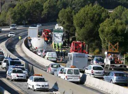 Cola de vehículos tras el siniestro de ayer en la AP-7.