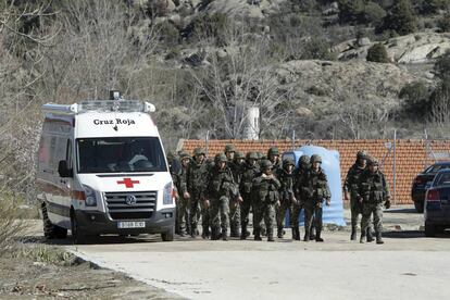 Una ambulancia entra en la Academia de Ingenieros de Hoyo de Manzanares (Madrid) el día del siniestro.