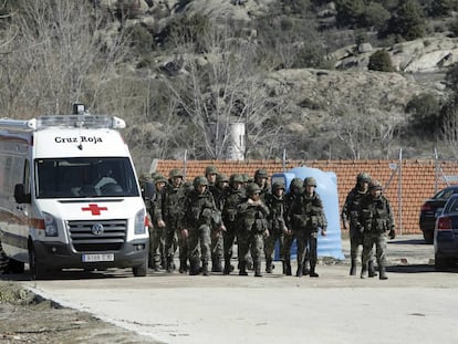 Una ambulancia entra en la Academia de Ingenieros de Hoyo de Manzanares (Madrid) el día del siniestro.