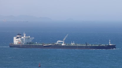 Un petrolero cargado con crudo de Emiratos Árabes Unidos atraviesa el estrecho de Ormuz