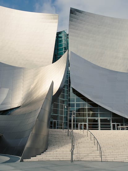 La entrada del Disney Hall, cubierto de planchas de acero.