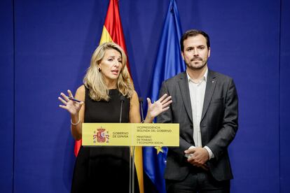 La vicepresidenta segunda del Gobierno y ministra de Trabajo y Economía Social, Yolanda Díaz, y el ministro de Consumo, Alberto Garzón, este jueves en rueda de prensa.