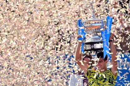 Alcaraz eleva el trofeo de campeón en el Godó.